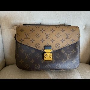 Reverse Monogram Pochette Metis